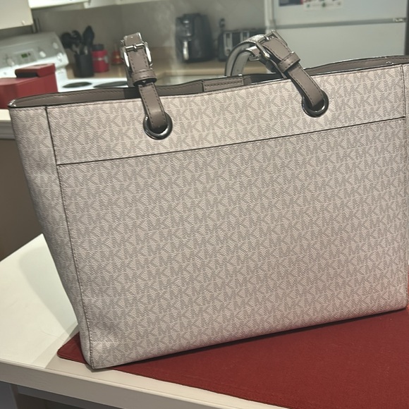 Micheal Kors Jet Set Commuter Tote - Picture 4 of 8